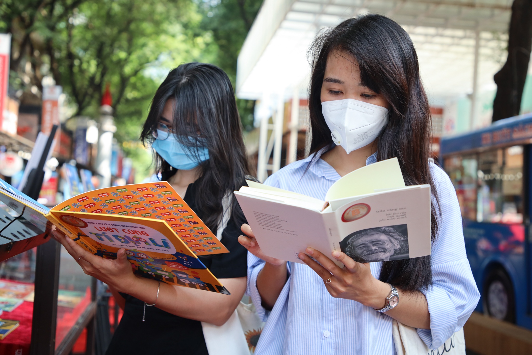 Trung bay tac pham doat giai o Duong sach TP.HCM hinh anh