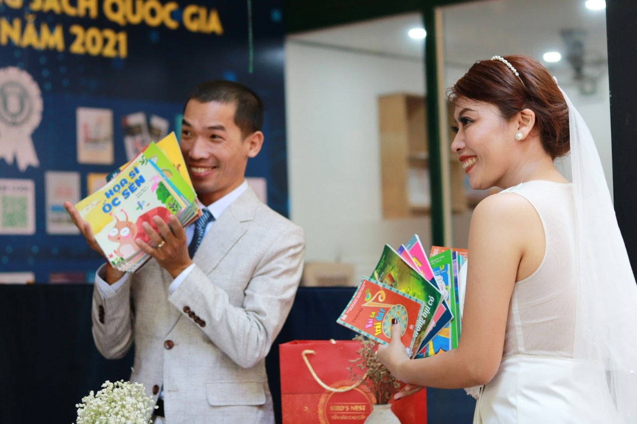 Le cuoi khong tiec tung va hang nghin cuon sach cho tre vung cao hinh anh