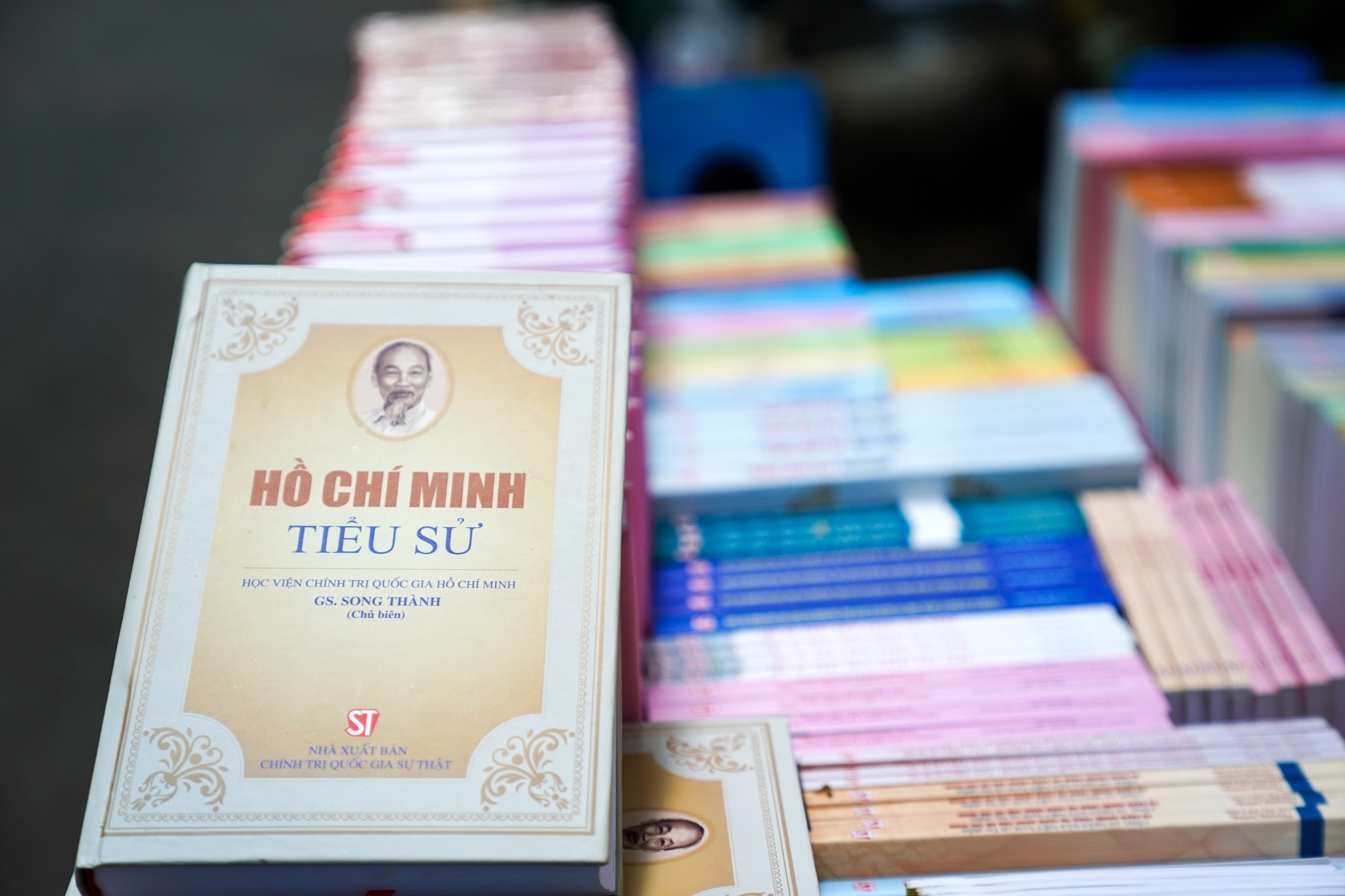 Ra mat tu sach ve hoc tap tam guong Chu tich Ho Chi Minh hinh anh