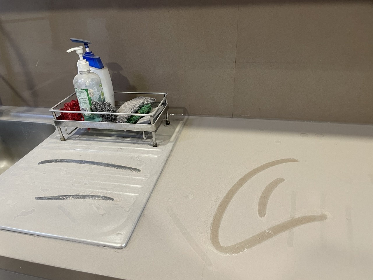 Cu dan kho vi cong trinh xay dung gay bui va on anh 2