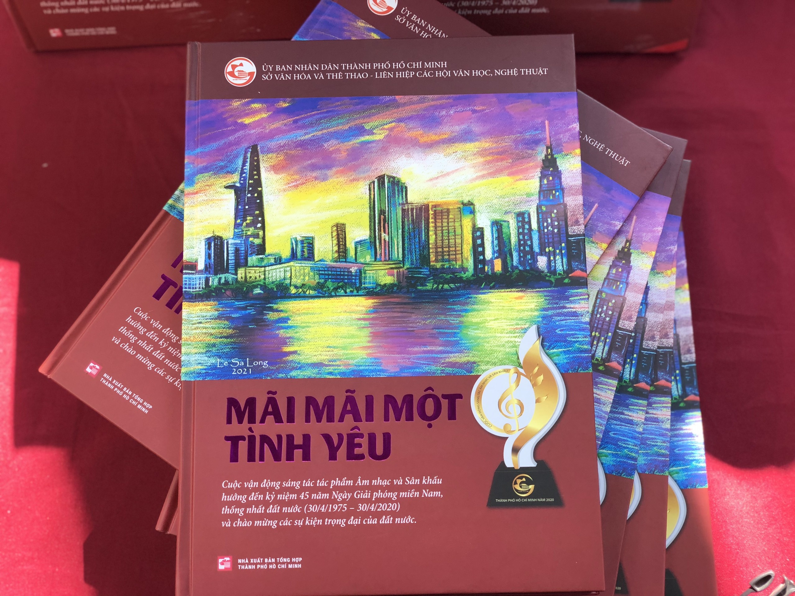 Ra mat tap nhac viet ve TP.HCM anh 1