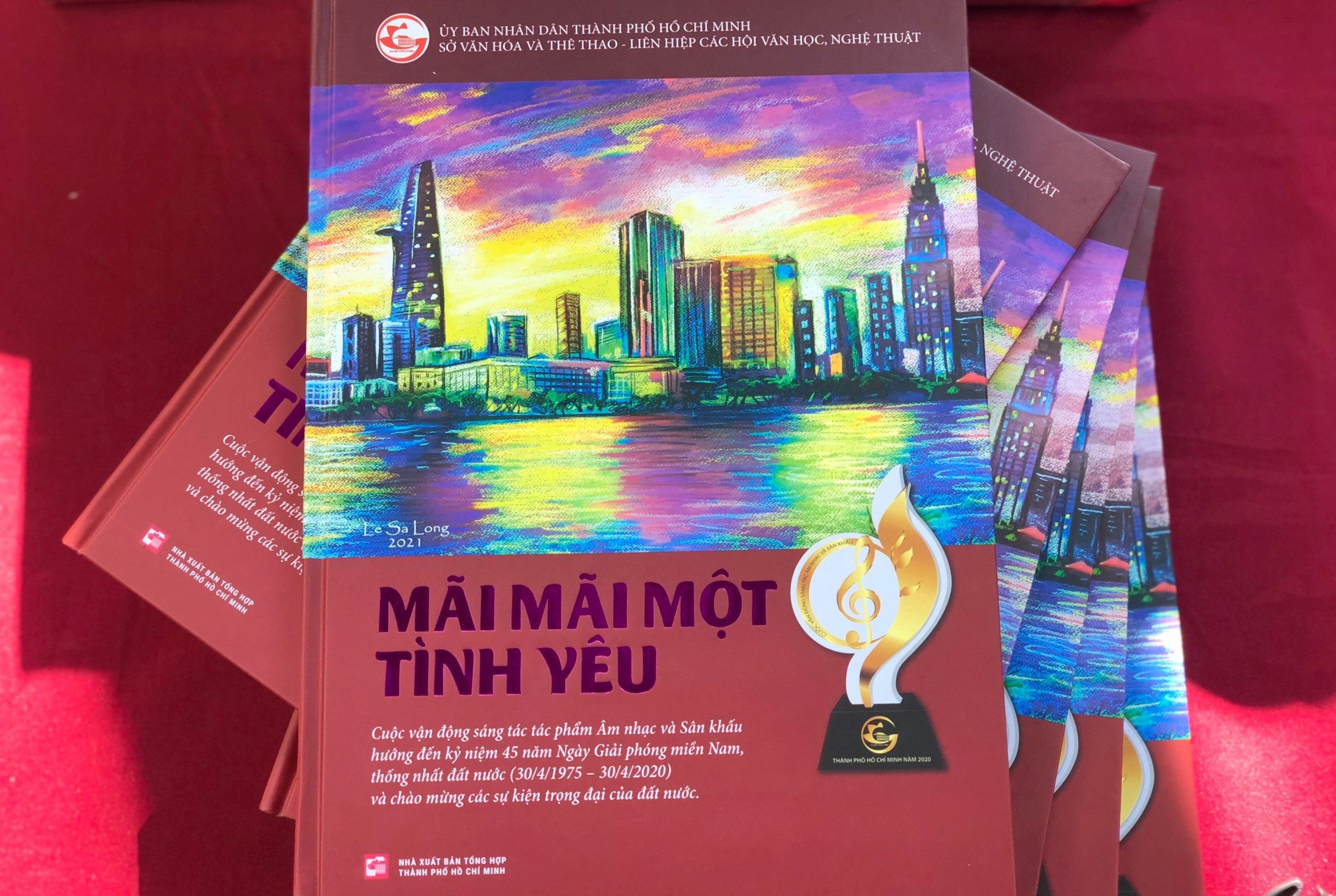 Ra mat tap nhac 'Mai mai mot tinh yeu' viet ve TP.HCM hinh anh