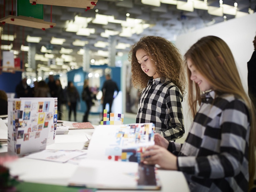 nhieu hoi cho sach the gioi tro lai anh 1