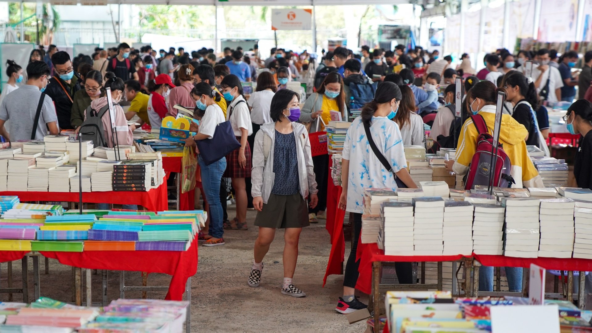 Hoi sach xuyen Viet tro lai anh 1