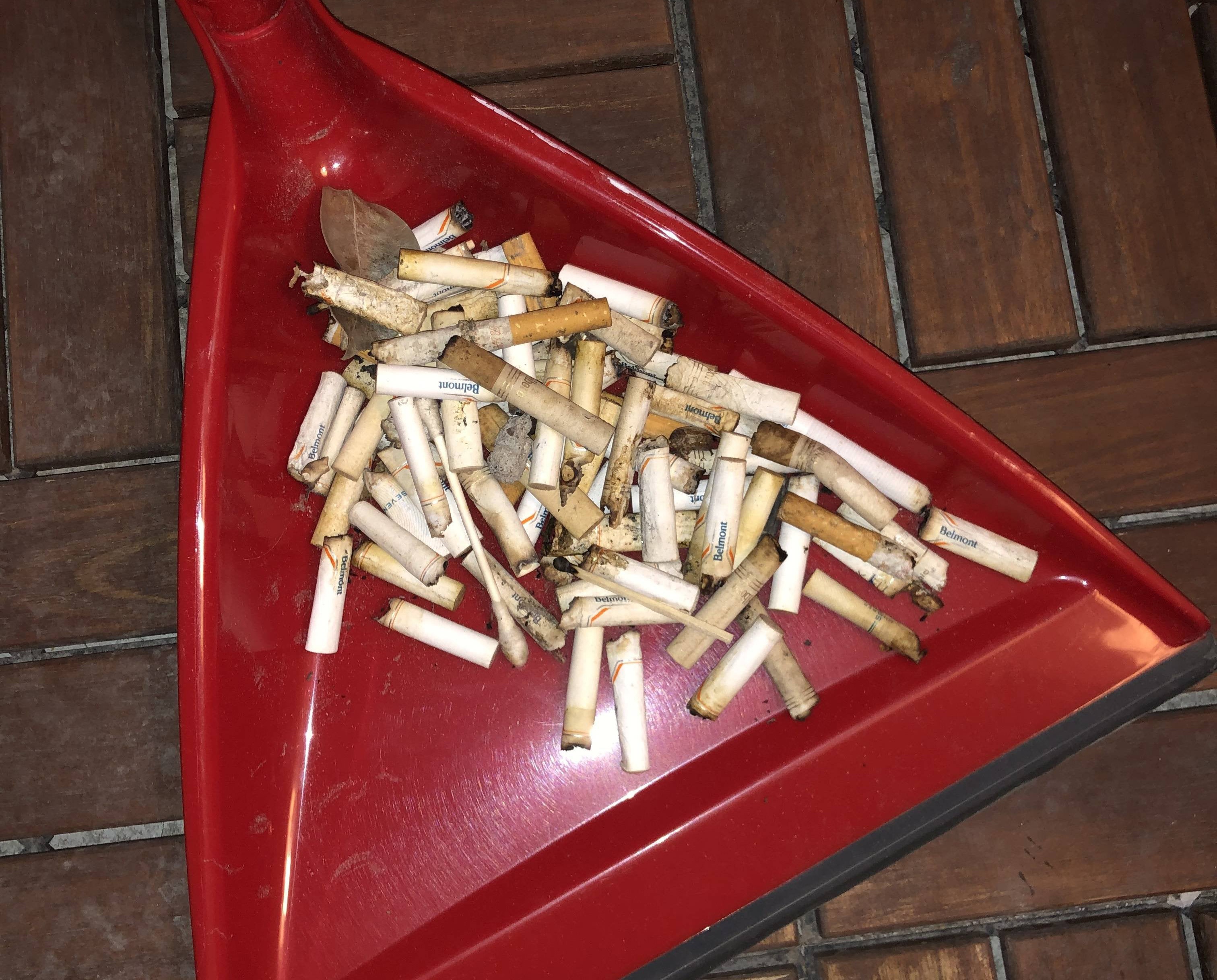 Chiec tan thuoc 'tren troi roi xuong' ban cong chung cu hinh anh