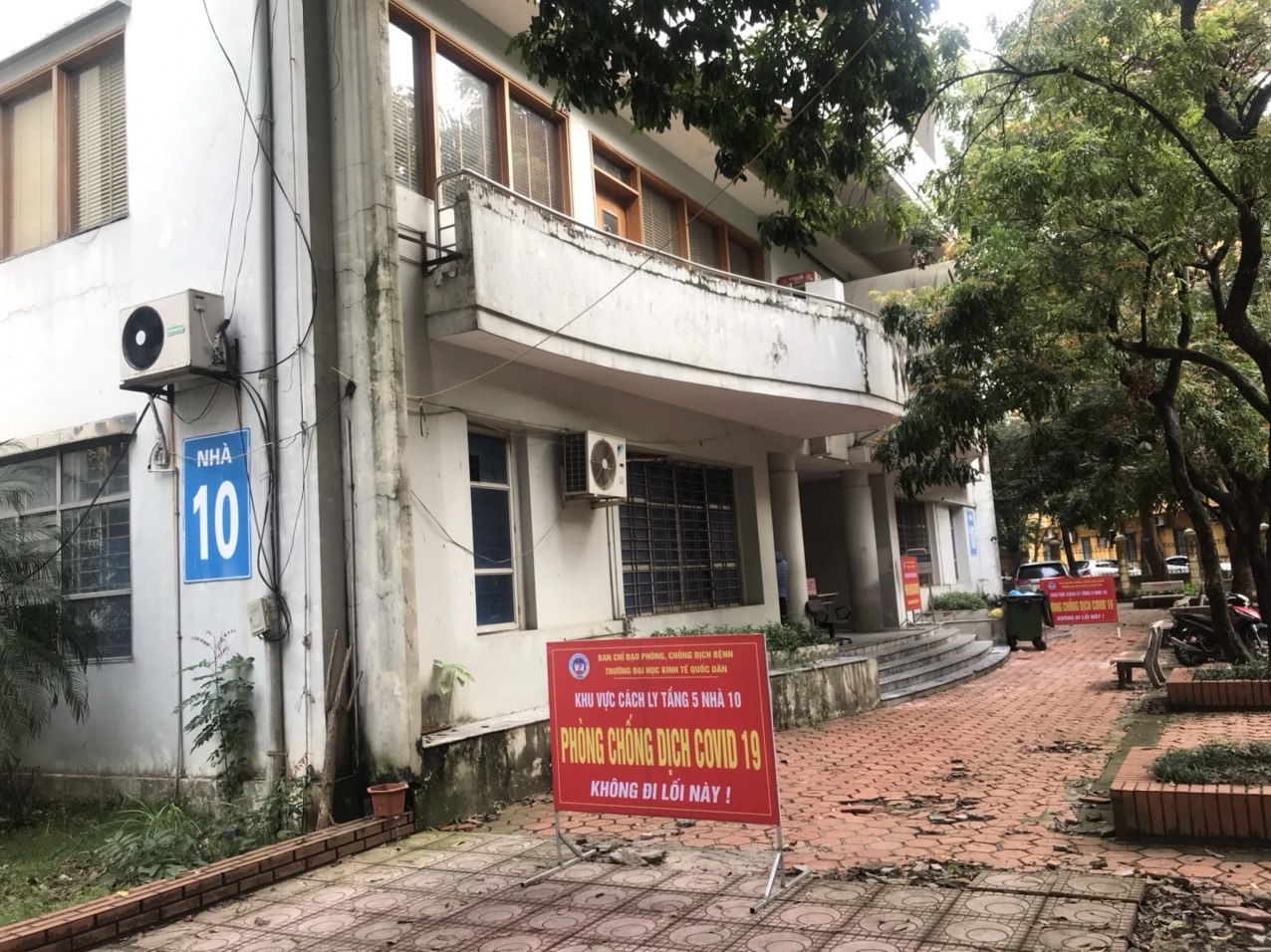 DH Kinh te Quoc dan phan hoi vu sinh vien than kho khi hoc quoc phong hinh anh