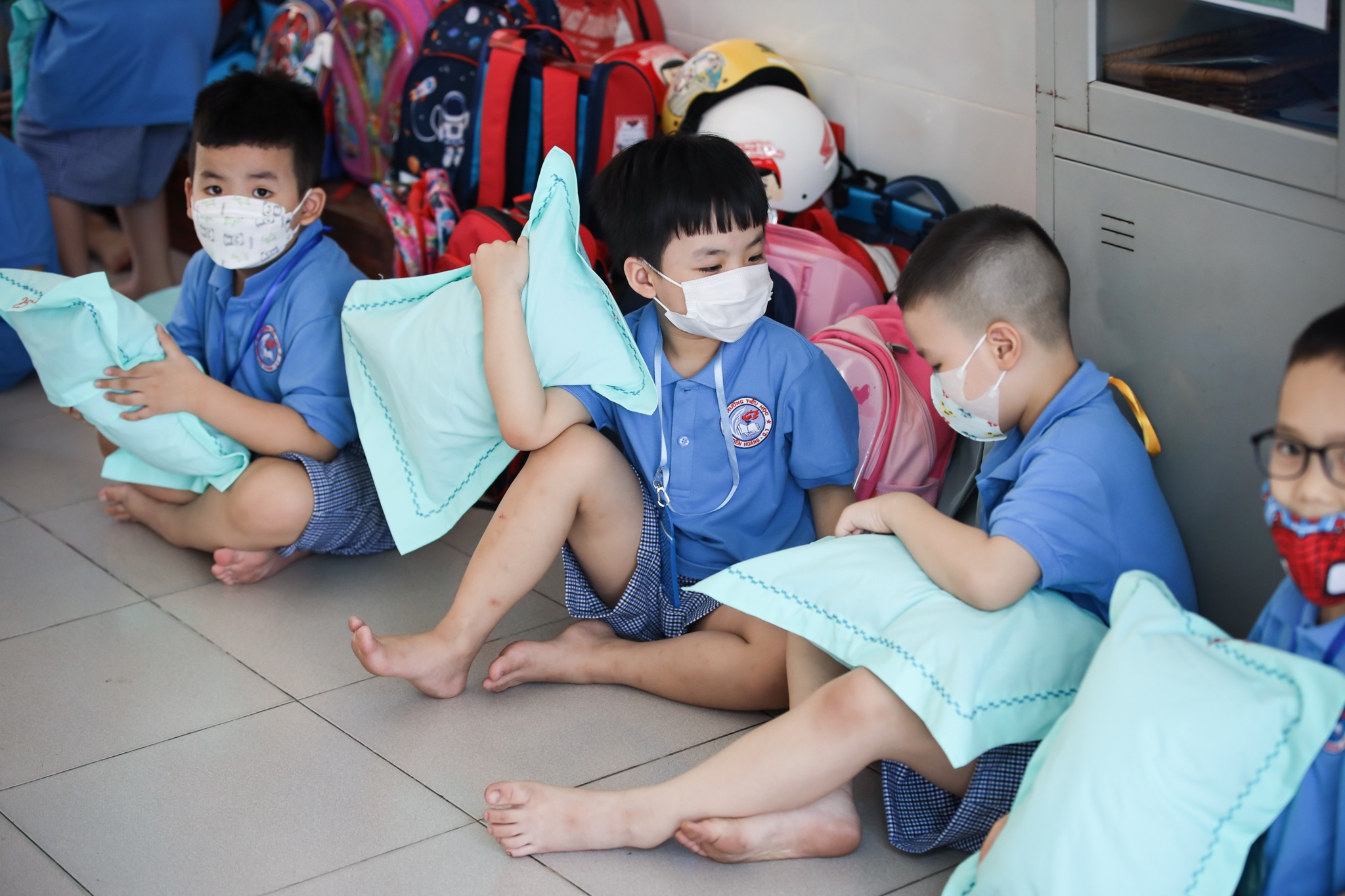 Phụ huynh loay hoay trông con khi cách ly tại nhà ảnh 1 Phu huynh loay hoay trong con khi cach ly tai nha anh 1