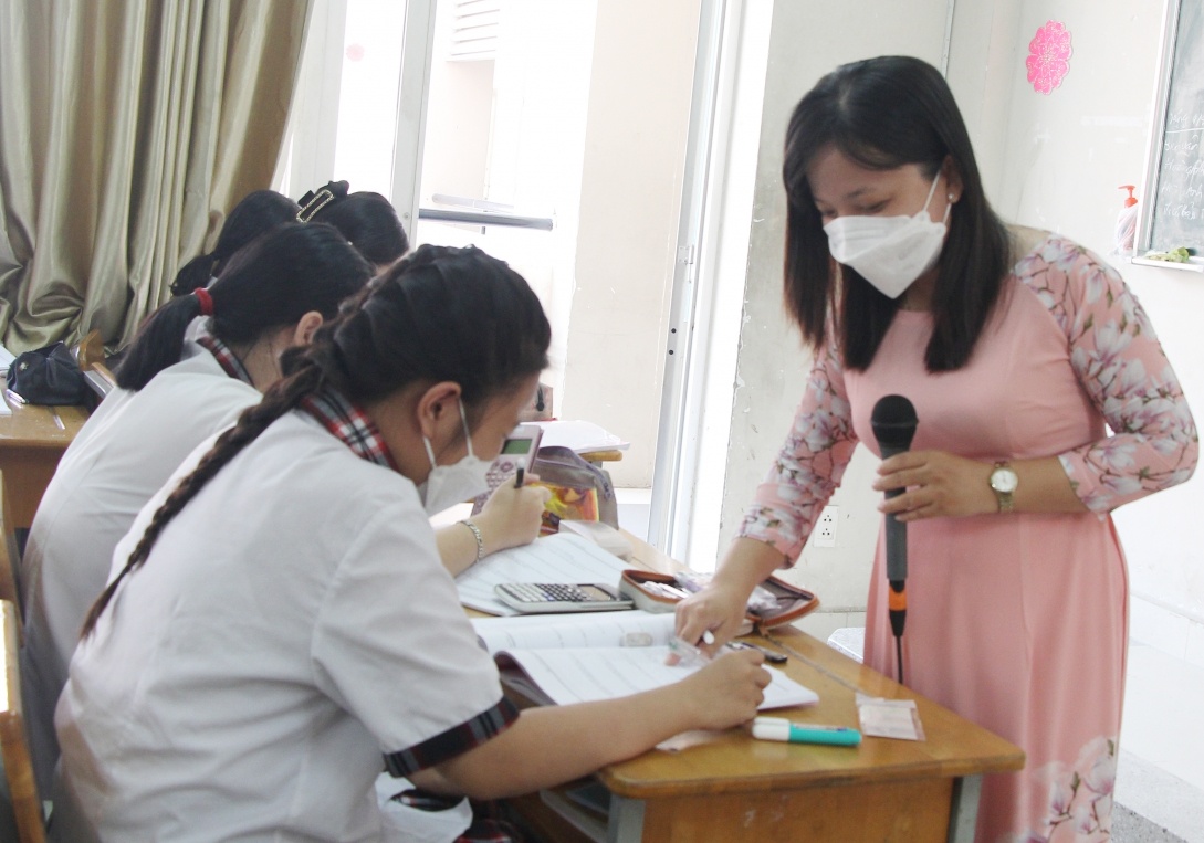 Day hoc mua dich, giao vien phai rat no luc hinh anh