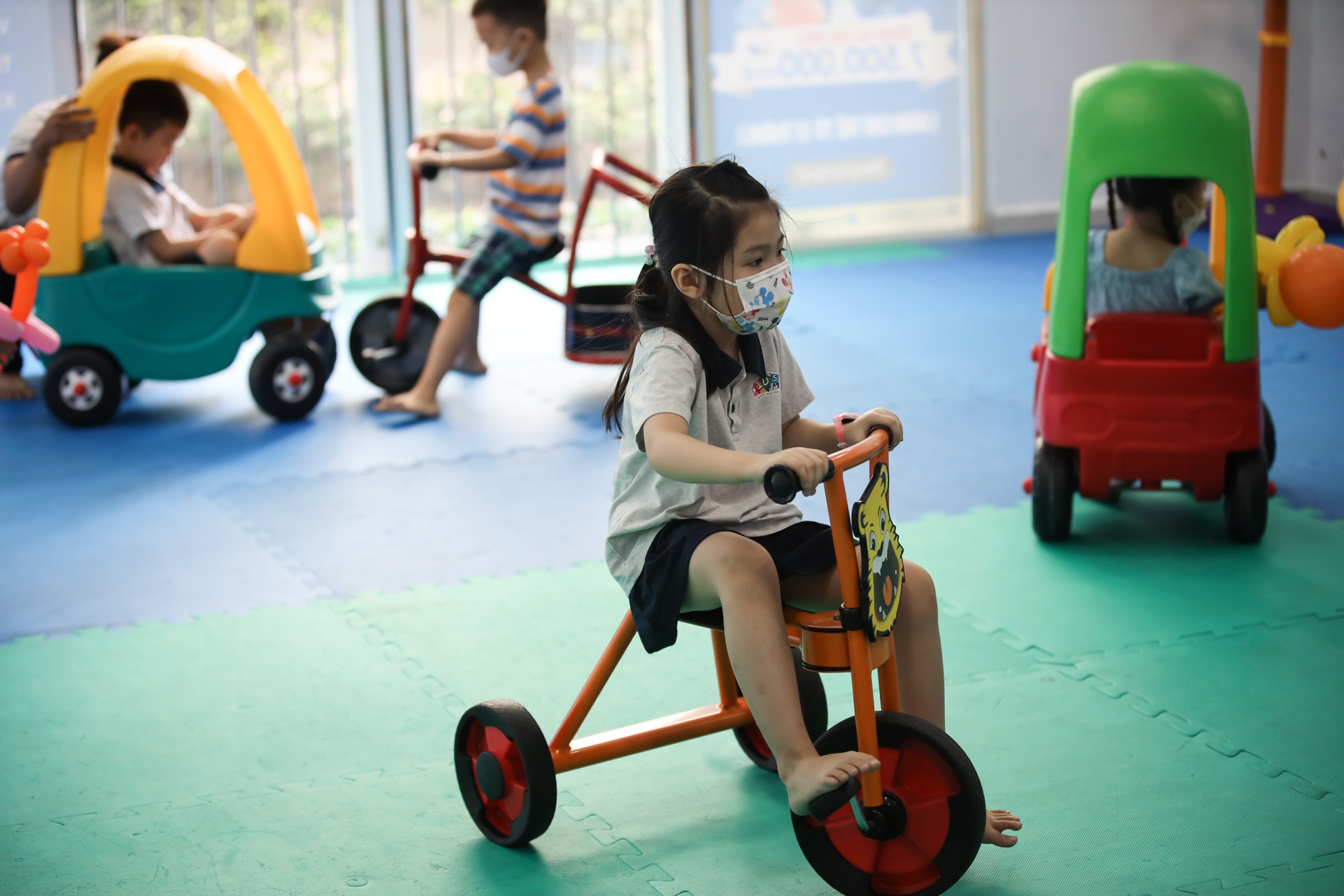 Phu huynh TP.HCM ton chuc trieu dong moi thang thue bao mau cham con hinh anh