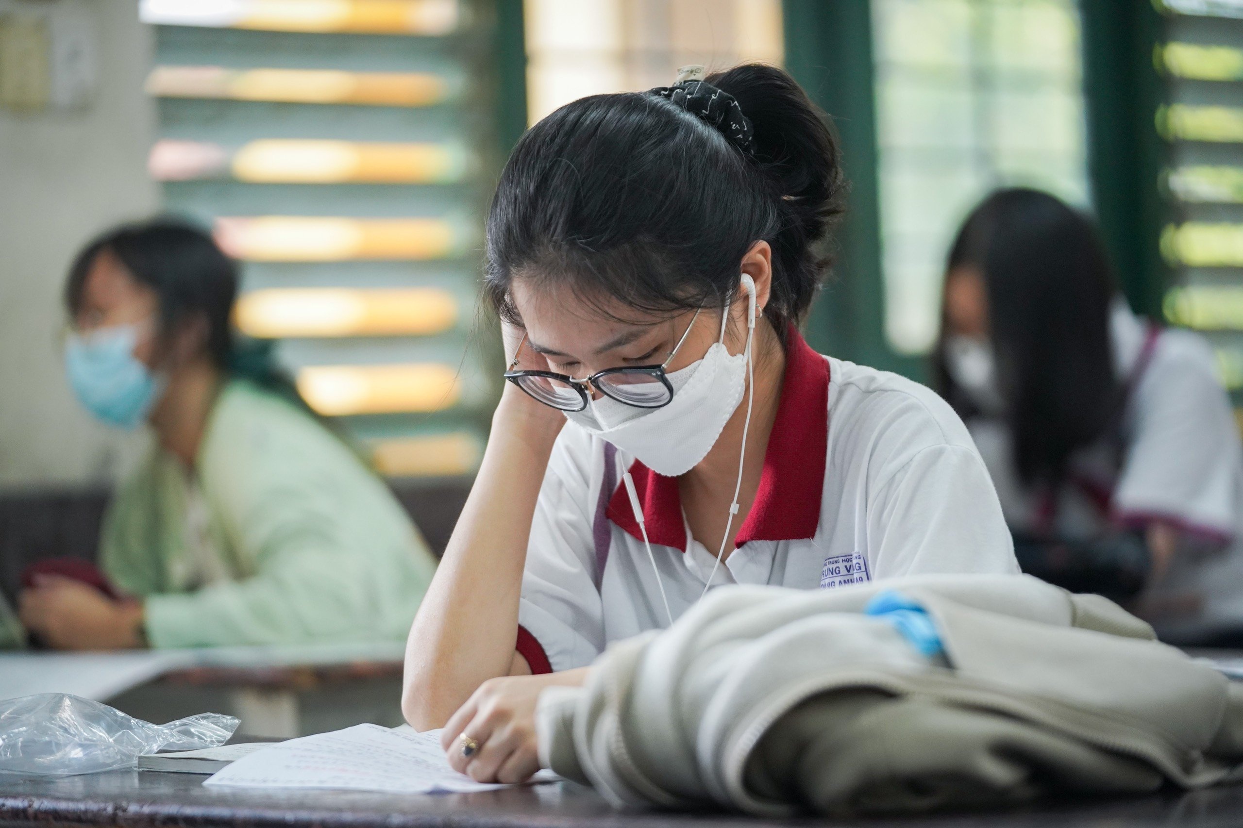 Thí sinh ôn tập nhiều môn thi tốt nghiệp ảnh 2 Thi sinh on tap nhieu mon thi tot nghiep anh 2