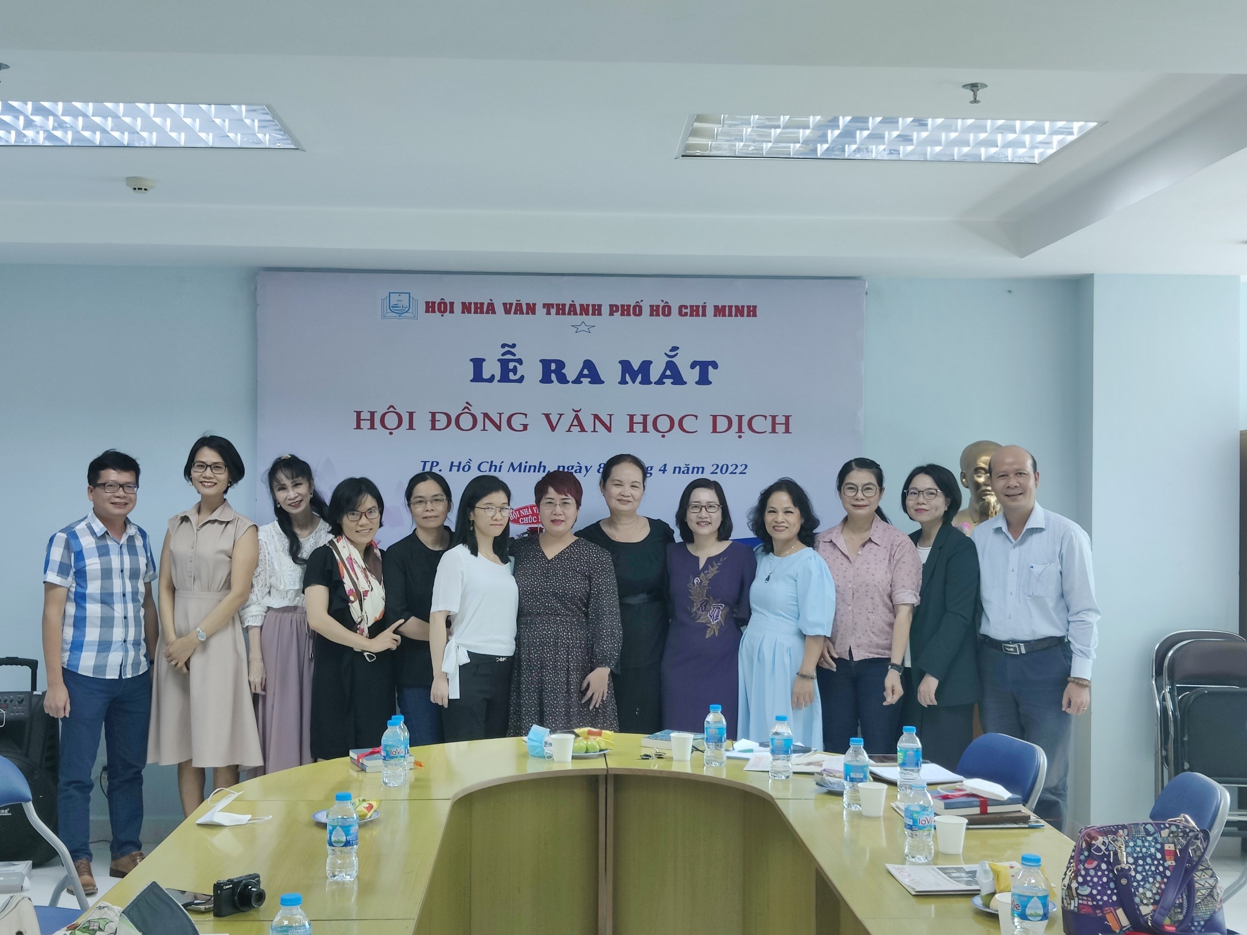 Hoi dong Van hoc dich anh 1