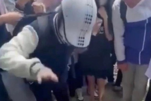 Nu sinh Thanh Hoa bi danh hoi dong nhap vien hinh anh