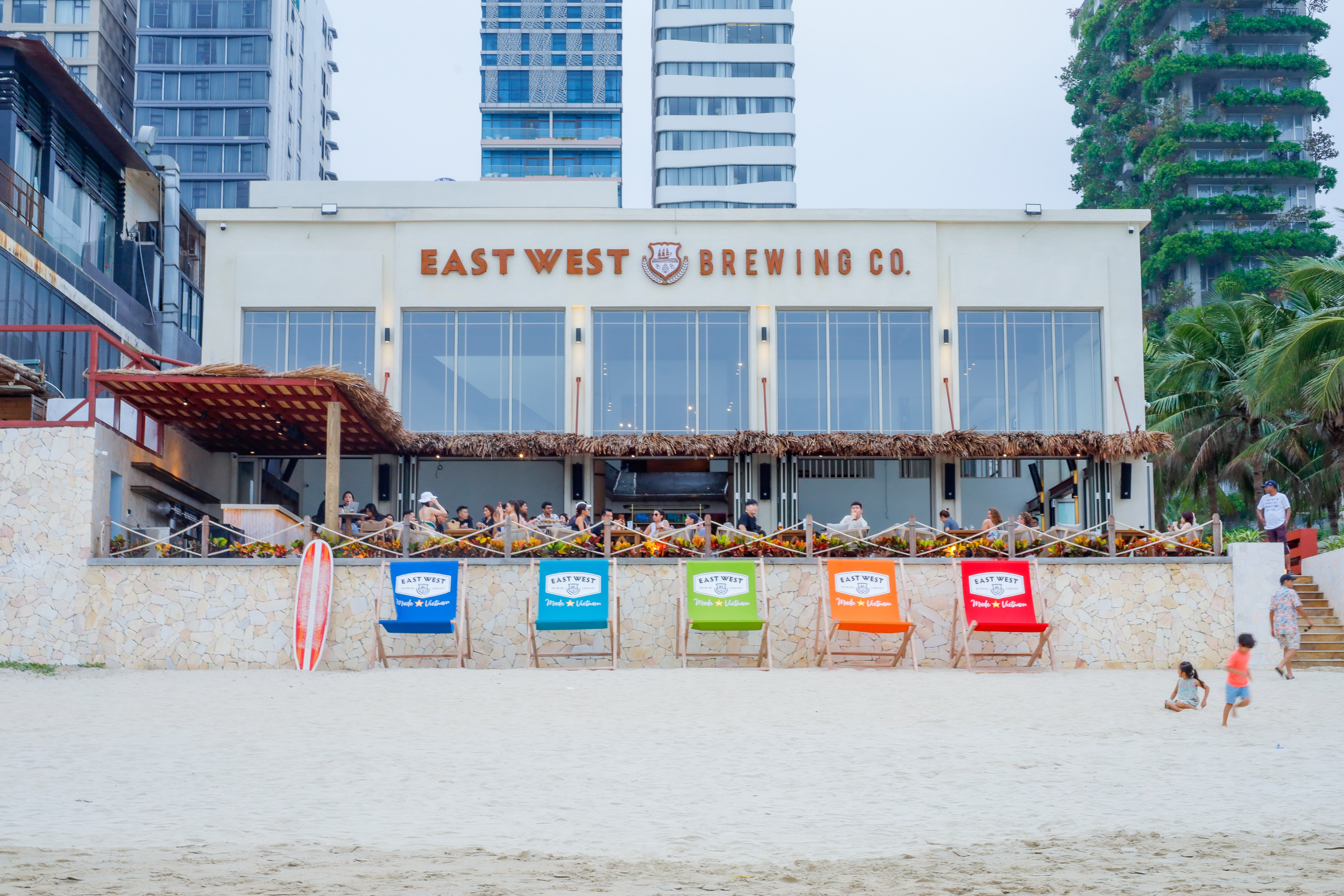 Video - Thuong bia tai nha hang bia thu cong East West hinh anh