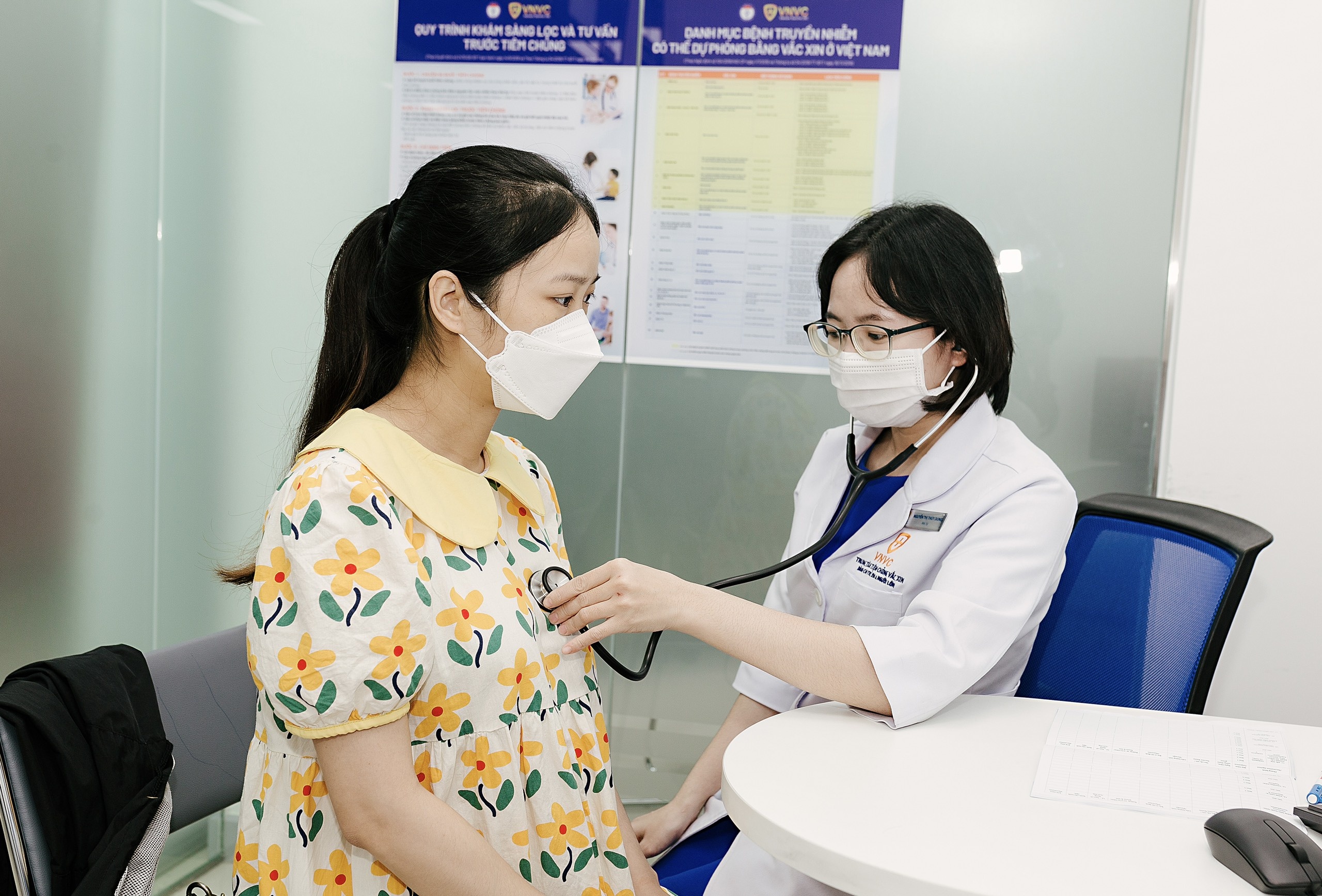 Vi sao phu nu chuan bi va dang mang thai can tiem vaccine cum? hinh anh