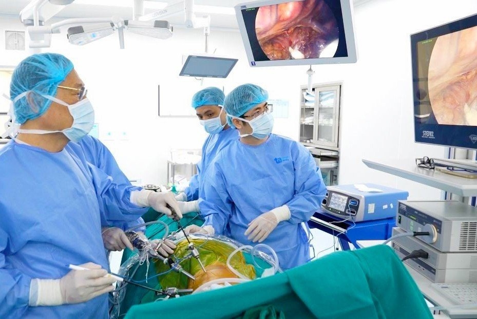 Phau thuat noi soi hoan toan cat thuc quan triet can ung thu hinh anh