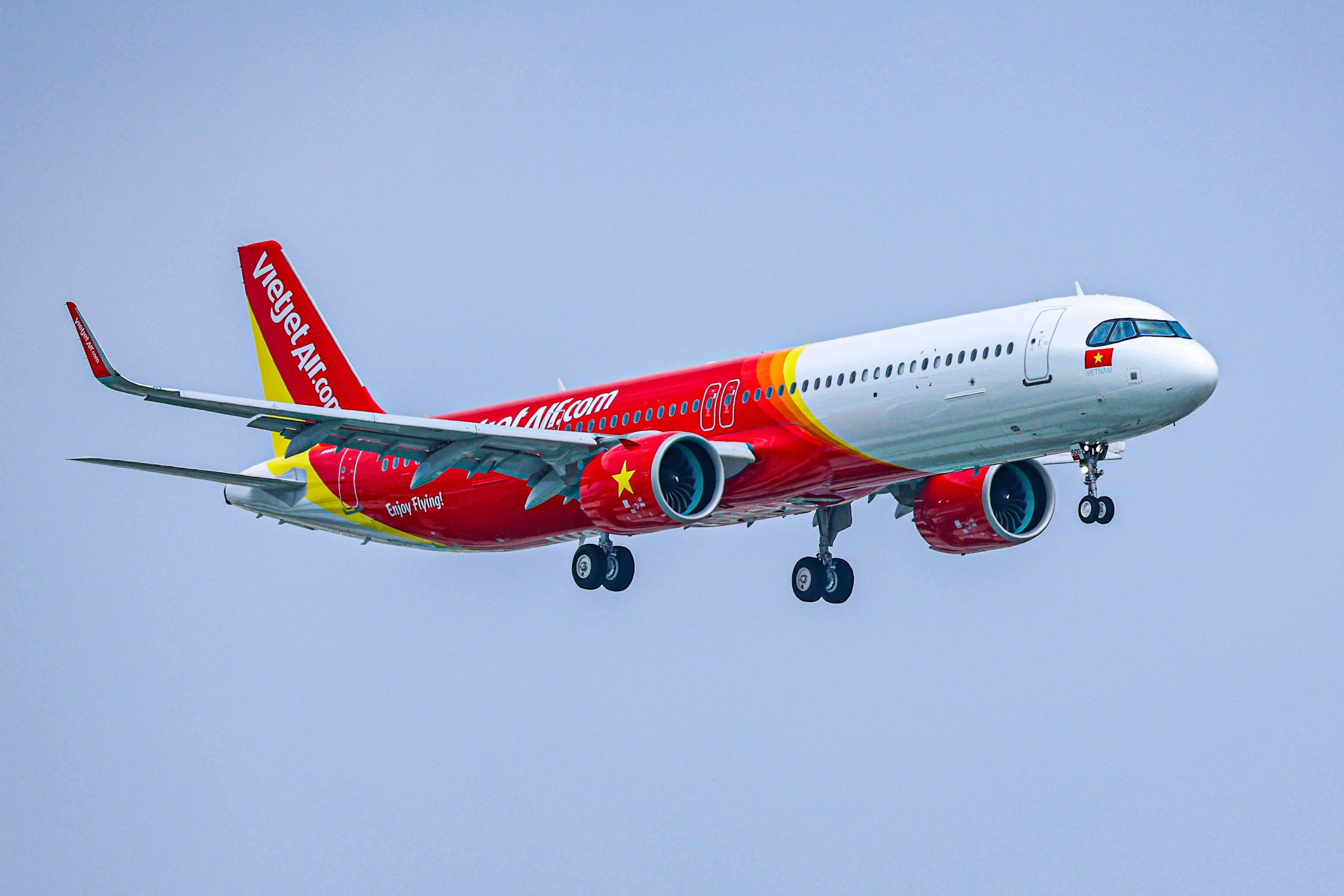 Mung dai le 30/4, Vietjet giam 50% gia ve dua du khach bay muon noi hinh anh