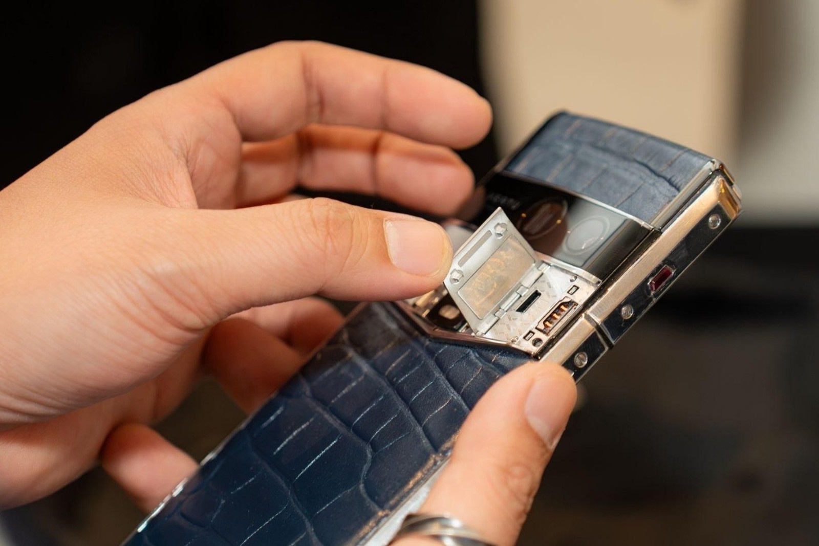 Thi truong smartphone cao cap dich chuyen khoi cuoc dua cau hinh hinh anh