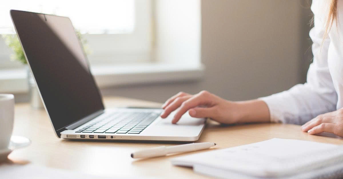 Laptop cham, dien thoai lag va thoi quen mua sam moi cua nguoi tre hinh anh