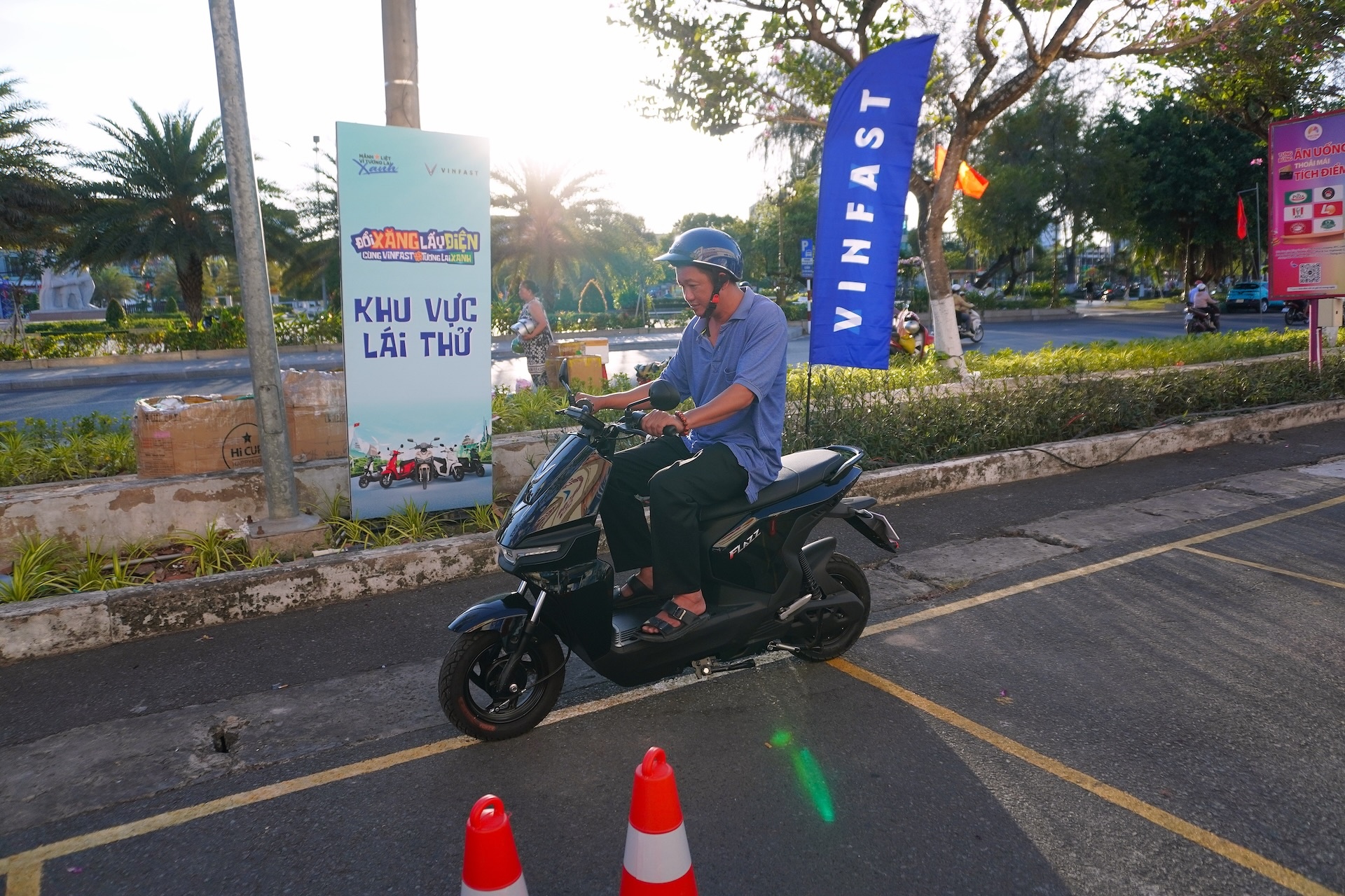 Ngay hoi 'Doi xang lay dien' hut khach mien Tay xuong tien tai cho hinh anh