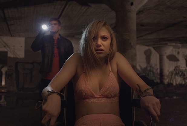 It Follows: Đây là một trong số ít những bộ phim kinh dị tham gia liên hoan phim Cannes năm nay do đạo diễn David Robert Mitchell thực hiện. Bộ phim tâm lý hài hước đầu tay của anh, The Myth of the American Sleepover, từng nhận được những phản ứng rất tích cực từ giới phê bình. Sang đến tác phẩm thứ hai, Mitchell đã chuyển qua thể loại phim kinh dị với It Follows.