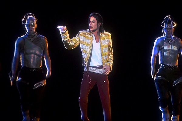 Man trinh dien 'Slave to the Rhythm' cua Michael Jackson tren san khau Billboard hinh anh