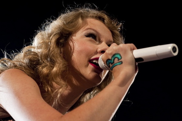 Taylor Swift bi kien vi con so may man hinh anh