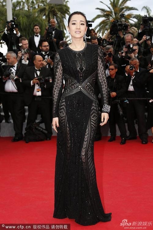 Củng Lợi gây tò mò với đầm đen của Roberto Cavalli tại LHP Cannes 2014.