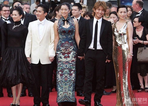 Trong LHP Cannes lần thứ 57, năm 2004 Củng Lợi xuất hiện cùng Chương Tử Di, Lương Triều Vỹ, Lưu Gia Linh tại buổi công chiếu bộ phim 2046 của đạo diễn Vương Gia Vệ.