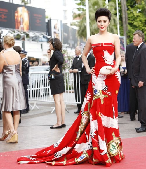 Tại LHP Cannes 2011, mỹ nhân họ Phạm tiếp tục đưa tới cho công chúng hai bộ đầm cực kỳ đặc biệt khác. Một chiếc đầm đỏ mang đậm tính dân tộc và một chiếc đầm đuôi cá với thiết kế cầu kỳ của Christopher Bu.