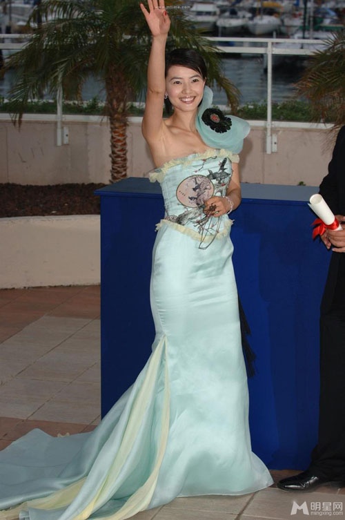 Cao Viên Viên rạng ngời với bộ váy “quốc phục” màu xanh dương tại LHP Cannes năm 2008.