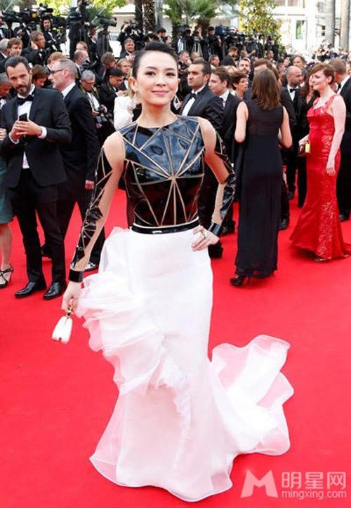  Chương Tử Di gợi cảm và ấn tượng với đầm của Stephane Rolland trong LHP Cannes 2014, lần thứ 67.