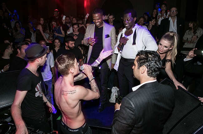 Nằm trong tuần lễ LHP Cannes, ngày 19/5 vừa qua, Justin Bieber xuất hiện tại Gotha Club và giữa màn đấu rap với Wesley Snipes và Rick Ross, nam ca sĩ trẻ không hiểu vô tình hay cố ý lại “giấu” đâu mất chiếc áo. Hay là cơ bụng 6 múi là trợ thủ cần thiết cho màn đấu rap này nhỉ?