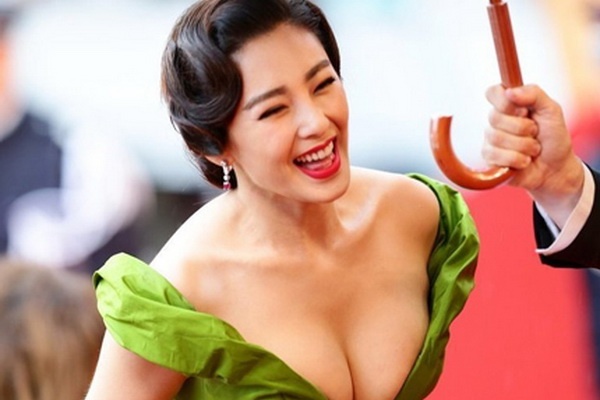 Chang duong lot xac cua my nhan Hoa tai Cannes hinh anh