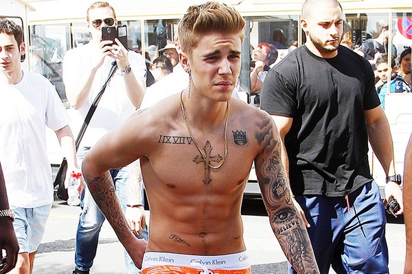 5 lan khoe nguc phan cam nhat cua Justin Bieber hinh anh