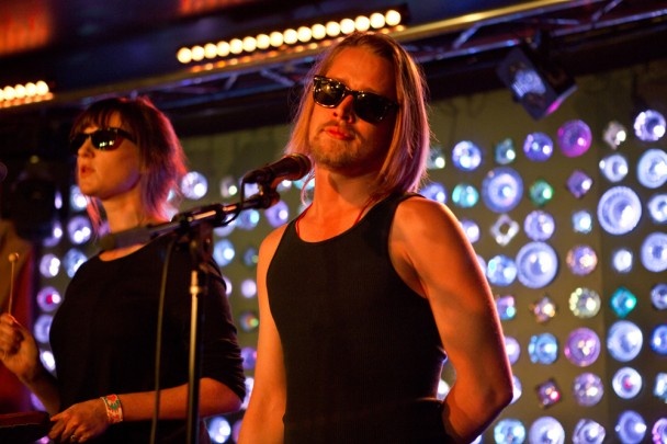 Sao ‘O nha mot minh’ bi la o va doi bia tai Anh hinh anh