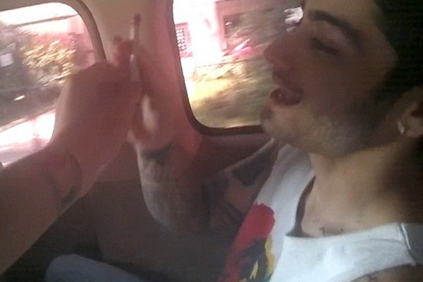 Clip lo canh hai thanh vien One Direction hut can sa hinh anh