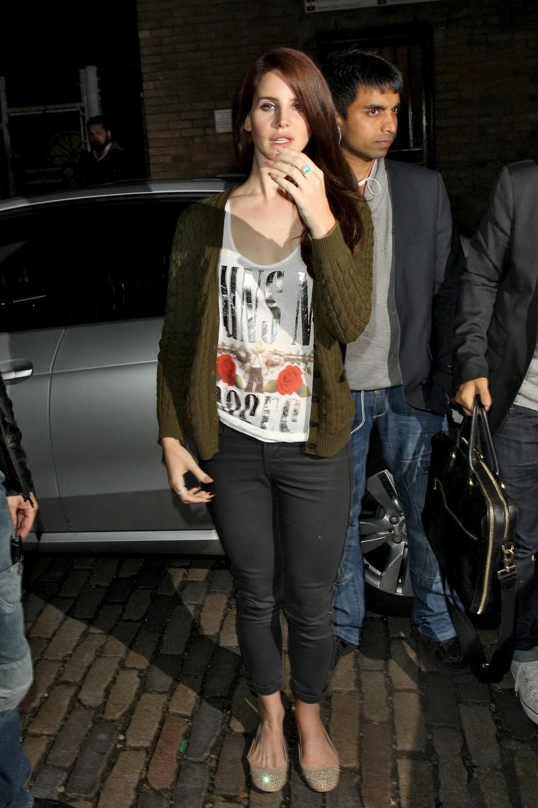 Lana Del Rey từng bị đồn là hẹn hò với danh ca Axl Rose của ban nhạc rock Guns N’ Roses huyền thoại vào năm 2002. Nữ ca sĩ đã phản ứng thế nào? Cô mặc một chiếc áo phông của ban nhạc để tham gia một buổi diễn nhỏ tại Jazz Cafe ở London, nước Anh trong lúc những lời đồn đoán lên đến đỉnh điểm. Cho dù chuyện cô hẹn hò với Axl Rose có thật hay không thì họ cũng có một điểm chung là có cùng nguồn gốc Scotland.