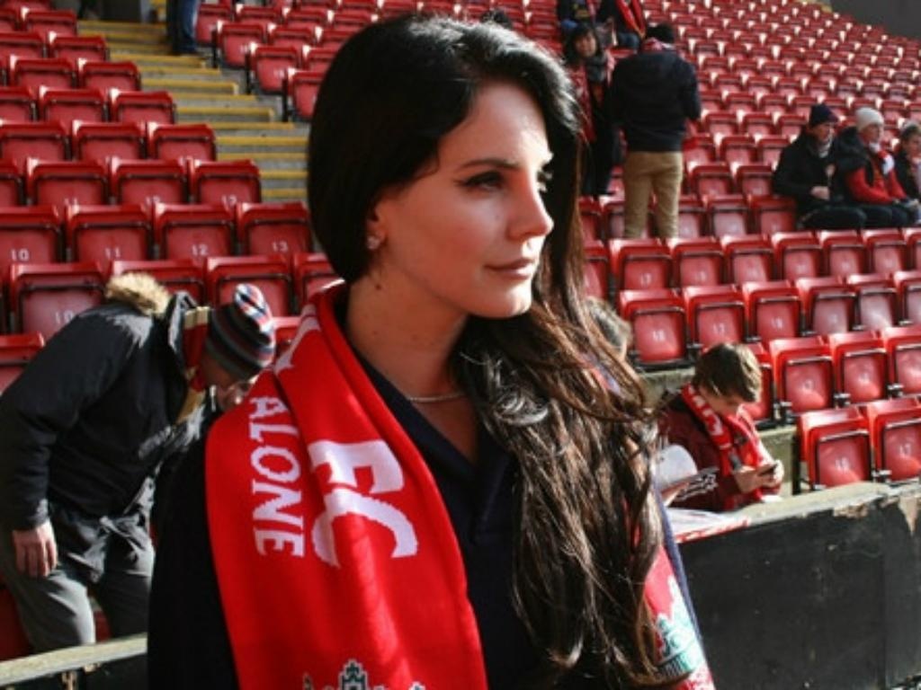 Lana Del Rey hâm mộ câu lạc bộ bóng đá Liverpool của nước Anh và cầu thủ ưa thích của cô là Luis Suárez.