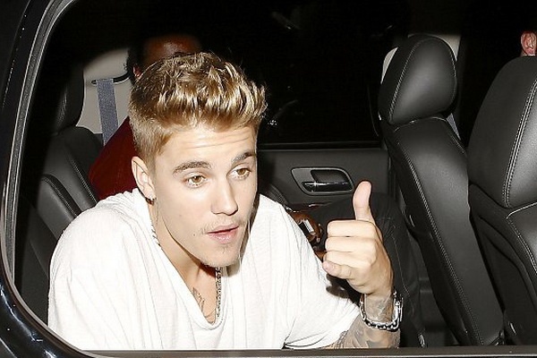 Justin Bieber suyt gay au da trong hop dem hinh anh
