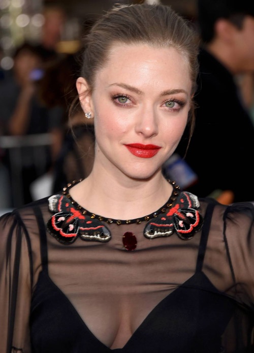 Amanda Seyfried vô tình bị lộ ngực lệch trong bộ váy vải xuyên thấu nhưng không vì thế mà cô mất đi sức hút.