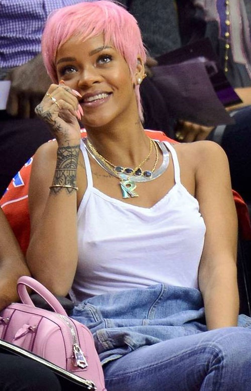 Những ngày cuối tháng 5, Rihanna đi xem bóng rổ với diện mạo độc đáo và khác lạ.