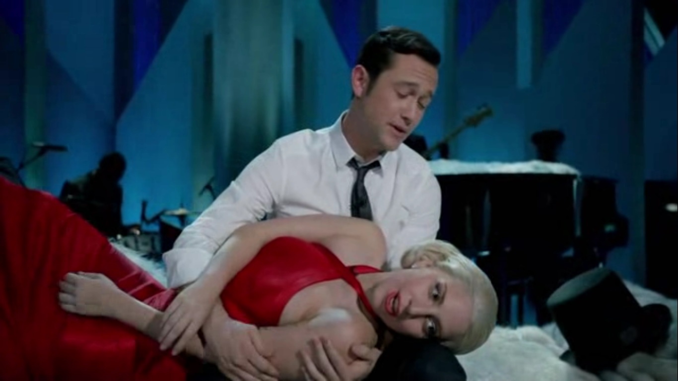 Lady Gaga và nam diễn viên Joseph Gordon-Levitt hợp tác với màn song ca Baby It’s Cold Outside trong chương trình The Muppets đặc biệt mừng Lễ Tạ ơn vào tháng 11/2013. Joseph Gordon-Levitt đã hóa thân thành một chàng lãng tử bảnh bao, quyến rũ và hát tốt đến không ngờ khi sánh đôi cùng nữ ca sĩ quái chiêu.