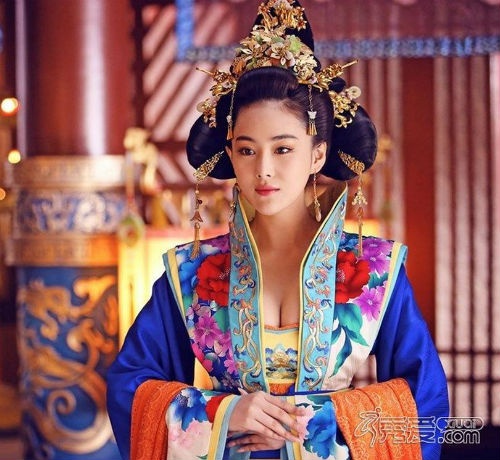Bộ trang phục lộng lẫy của Trương Hinh Dư.
