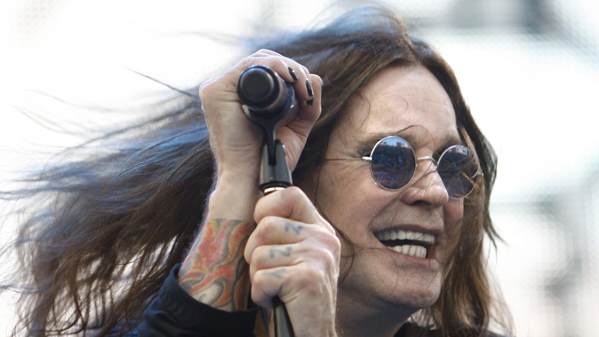 Ozzy Osbourne - Đồ tể: Trước khi trở nên nổi tiếng, rocker Ozzy Osbourne từng làm việc trong lò mổ. Ông kể lại: “Khi ấy tôi phải cắt bung phần sườn bò và gạt hết các thứ cặn khỏi dạ dày của chúng. Tôi nôn mửa mỗi ngày; còn mùi ở đó thì lại là câu chuyện khác”.