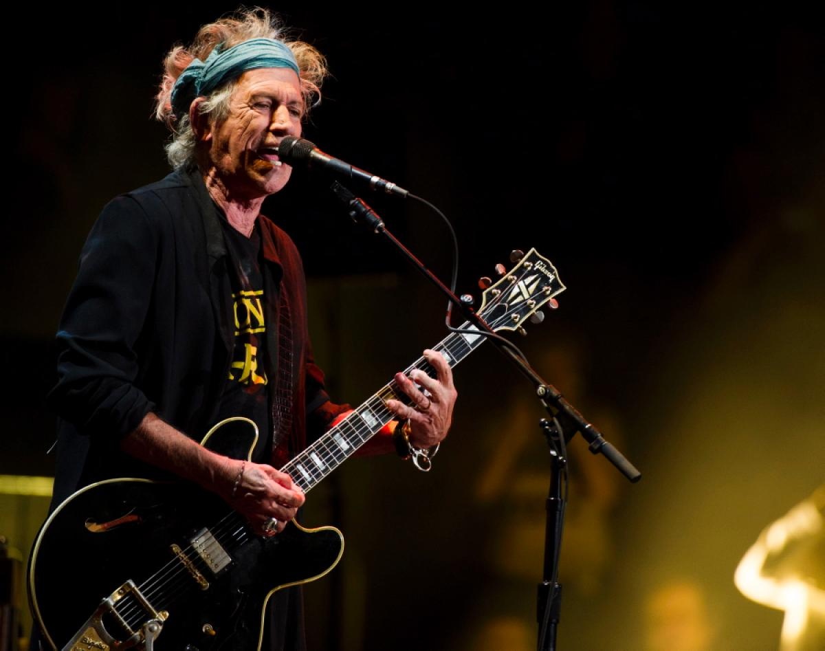 Keith Richards - Nhân viên nhặt bóng: Từ khi 8 tuổi, tay guitar xuất sắc của nhóm The Rolling Stones đã hay xem cha mình chơi tennis và dần dà, ông ra sân trong vai trò cậu bé nhặt bóng. Khi đó, Keith Richards thường xuyên tới làm việc cho câu lạc bộ tennis địa phương vào mỗi cuối tuần.
