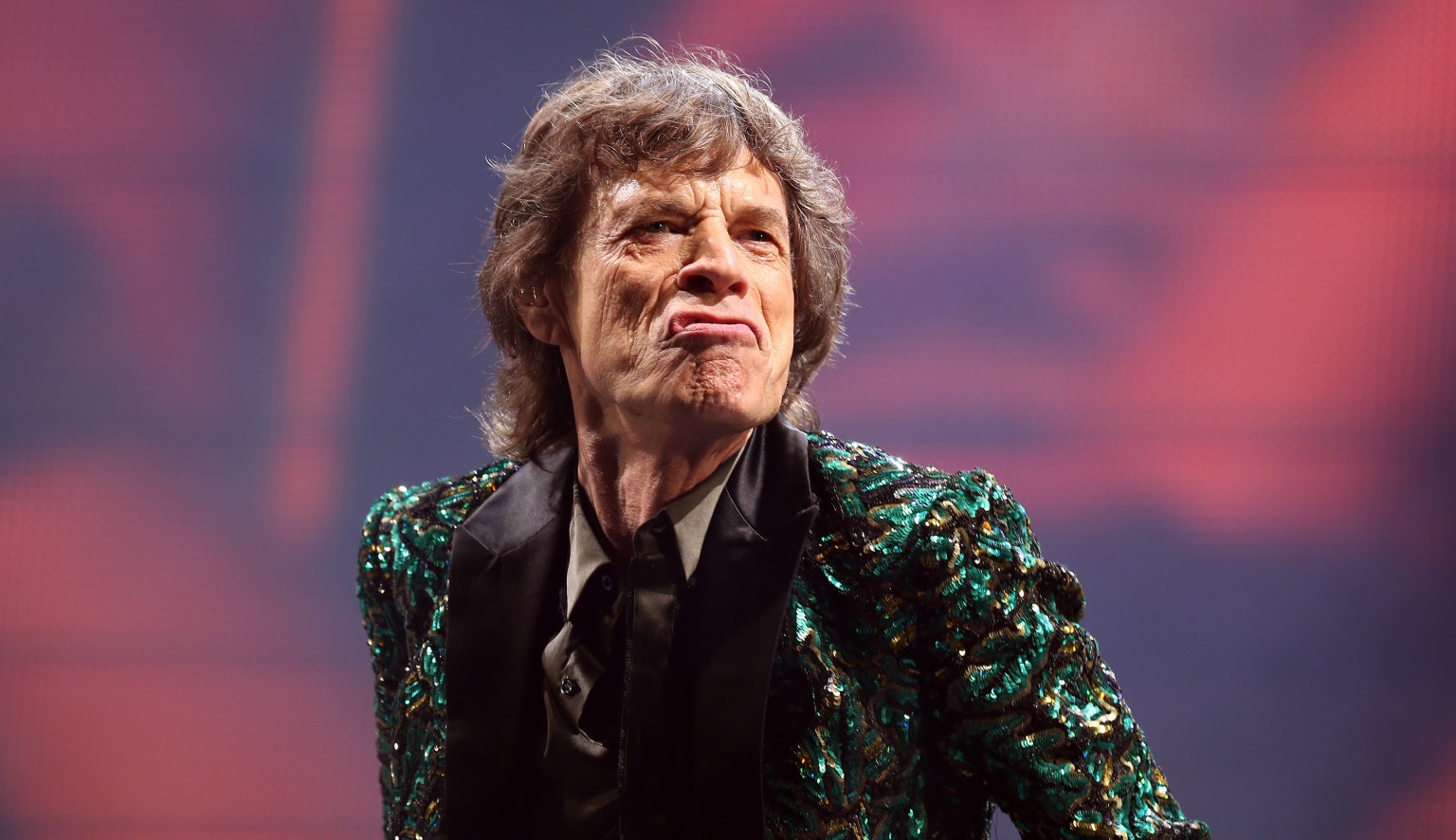 Mick Jagger - Nhân viên đẩy xe bệnh viện: Giọng ca của ban nhạc The Rolling Stones lừng danh từng làm việc bán thời gian ở bệnh viện tâm thần Bexley khi ông 18 tuổi. Dù đó không phải là nơi thích hợp để tình cảm nảy nở, thế nhưng Mick Jagger đã có “lần đầu tiên” với một nữ y tá trong tủ chứa đồ của bệnh viện.