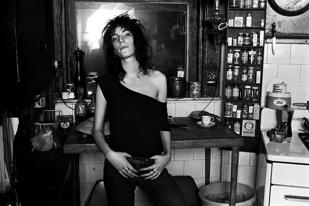 Patti Smith - Công nhân nhà máy đồ chơi: Tượng đài của trào lưu nhạc punk tại New York năm 1975 từng khoác lên mình bộ đồ công nhân để dán hộp và thử sản phẩm. Nhưng quãng thời gian của Patti Smith tại đó thật kinh khủng. Bà chia sẻ: “Những điều mà đám phụ nữ làm với tôi ở cái nhà máy đó thật khủng khiếp. Họ đánh hội đồng và dí đầu tôi xuống bồn cầu đầy nước tiểu”.