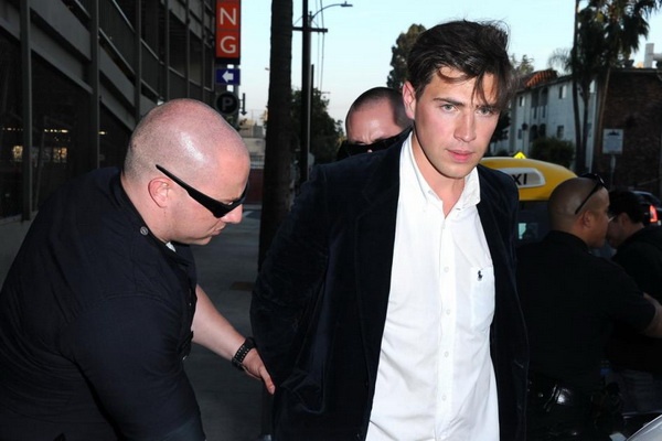 Brad Pitt suyt bi ke tan cong up mat vao cho kin hinh anh