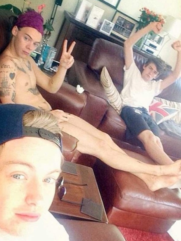 Nghi an Harry Styles (One Direction) chup anh khoa than hinh anh