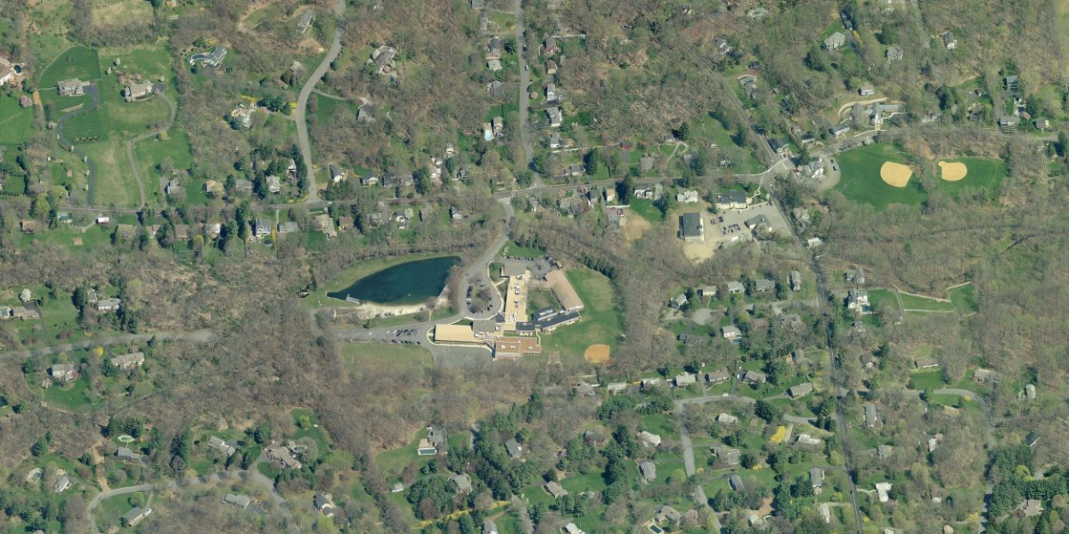 Peter Dinklage sinh trưởng ở Morristown, vùng New Jersey vào mùa hè năm 1969. 
